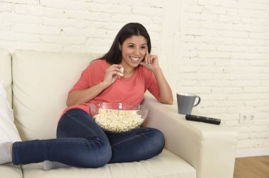 mutlu kadın kanepe koltuk mutlu adlı televizyon izlerken patlamış mısır yemek zevk film heyecanlı