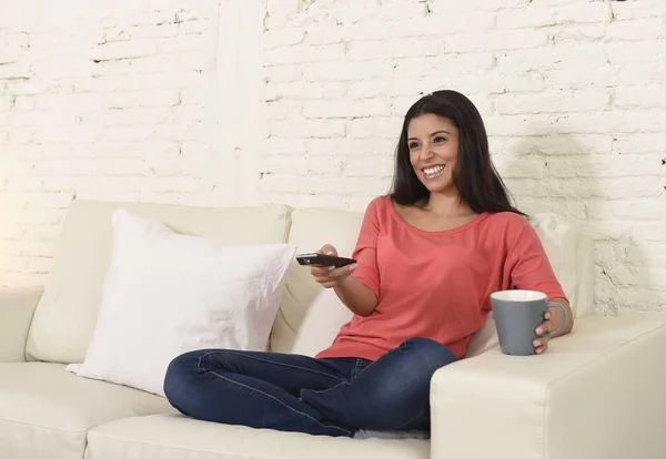 Wanita bahagia menonton televisi di sofa senang menikmati film romantis — Stok Foto