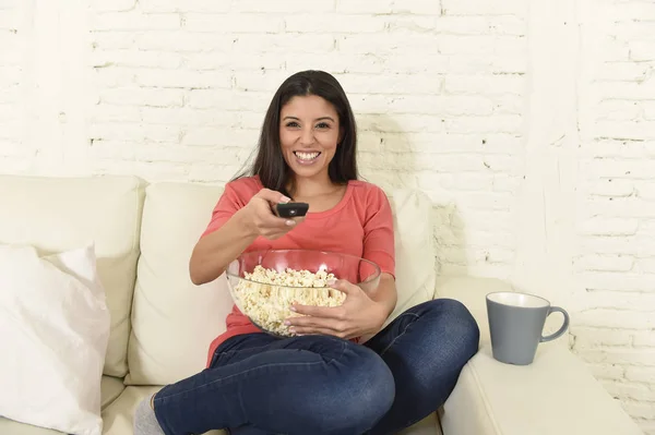 Lycklig kvinna äta popcorn titta på TV på soffa soffa happy upphetsad njuter film — Stockfoto