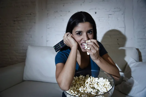 Gelukkige vrouw televisiekijken op banklaag gelukkig opgewonden genieten van eten popcorn — Stockfoto