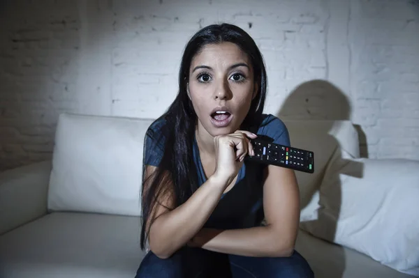 Mujer en casa sofá sofá sofá en la sala de estar viendo la televisión muy concentrado y centrado — Foto de Stock