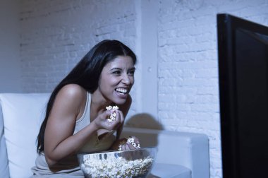 Latin kadın ev mesafe yakın televizyon izlerken Tv bağımlılığı kavramında heyecanlı