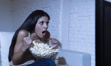 ev koltuk kanepe oturma odasında televizyon korkunç korku film ya da Gerilim Gerilim izlerken kadın
