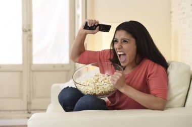 kadın ev kanepe koltuk izlerken, zaferini kutluyor tv futbol spor heyecanlı