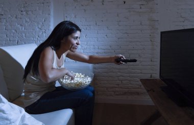 genç güzel İspanyol kadın evde televizyon kızgın ve üzgündüm tv programları hakkında izlerken
