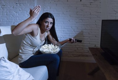 genç güzel İspanyol kadın evde televizyon kızgın ve üzgündüm tv programları hakkında izlerken