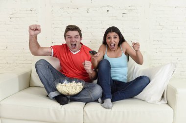 kutlama genç çift TV spor futbol maçı izlerken heyecanlı