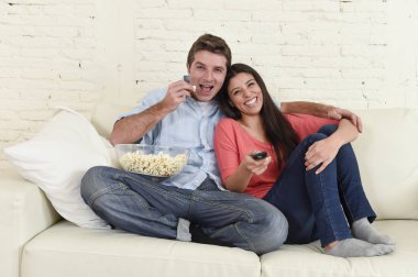 mutlu çekici çifti eğleniyor evde televizyon filmi izlerken zevk
