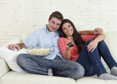 çekici çift evde eğlenmek televizyon korku film filmi izlerken zevk