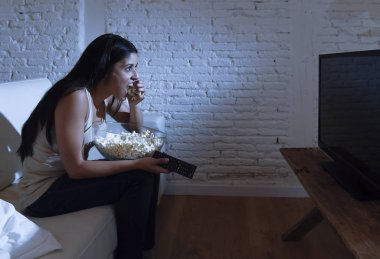 mutlu kadın kanepe koltuk mutlu adlı televizyon izlerken patlamış mısır yeme keyfini heyecanlı