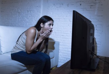 mutlu kadın kanepe koltuk mutlu adlı televizyon izlerken patlamış mısır yeme keyfini heyecanlı