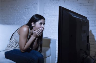 mutlu kadın kanepe koltuk mutlu adlı televizyon izlerken patlamış mısır yeme keyfini heyecanlı