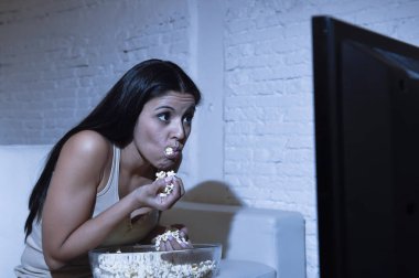 mutlu kadın kanepe koltuk mutlu adlı televizyon izlerken patlamış mısır yeme keyfini heyecanlı