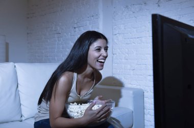 mutlu kadın kanepe koltuk mutlu adlı televizyon izlerken patlamış mısır yeme keyfini heyecanlı