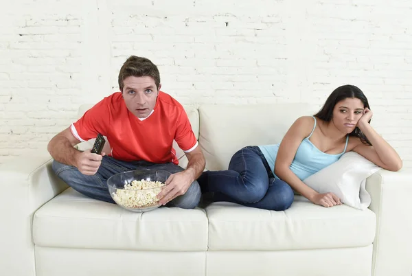 Hombre viendo tv deporte fútbol juego con el hombre emocionado y concentrado ignorando esposa — Foto de Stock