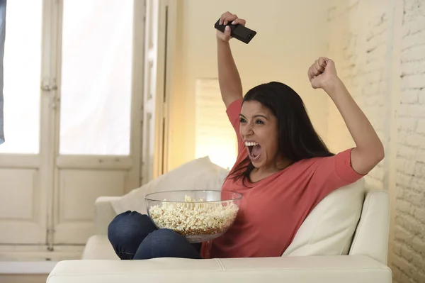 Mujer en casa sofá sofá ver televisión emocionada deporte de fútbol celebrando la victoria —  Fotos de Stock