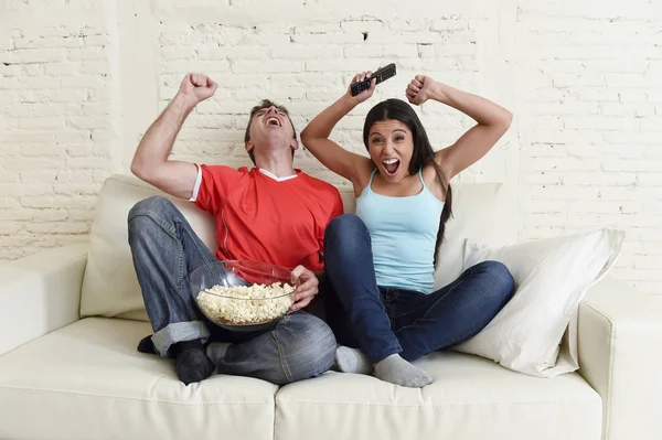 Jeune couple regarder la télévision sport football jeu excité célébrer — Photo