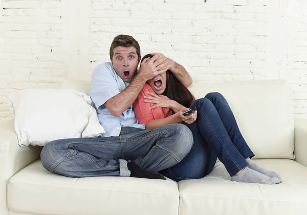 有吸引力的夫妇在家玩得开心享受观看恐怖电影电视剧 — 图库照片