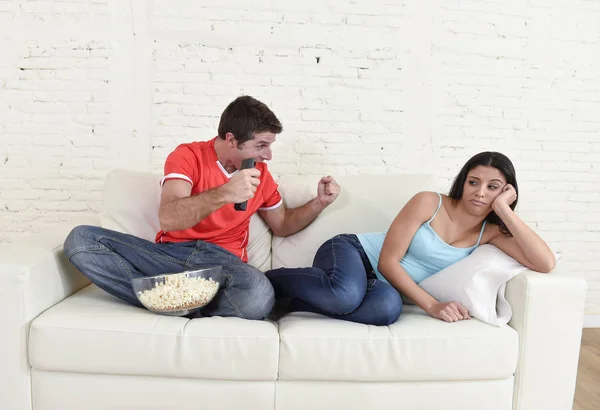 Casal assistindo tv futebol esporte com homem animado celebrando — Fotografia de Stock