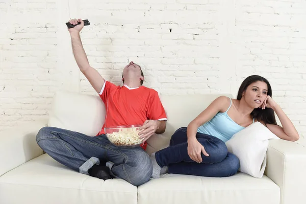 Пара смотрит телевизор спортивный футбол с мужчиной взволнован празднуя — стоковое фото