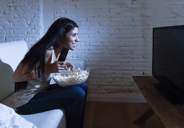 Lycklig kvinna tittar på TV på soffa soffa happy upphetsad njuter äta popcorn — Stockfoto