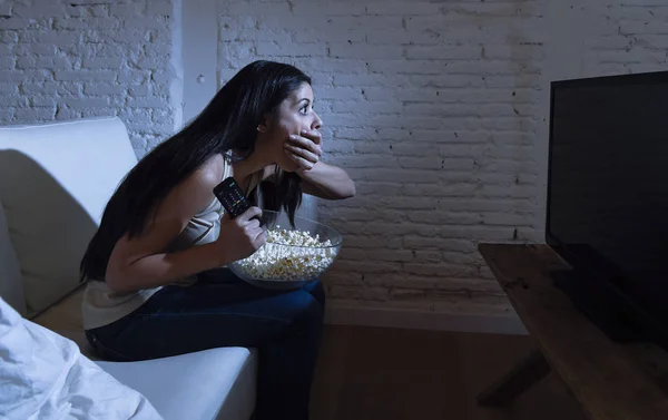 Felice donna guardando la televisione sul divano felice eccitato godendo mangiare popcorn — Foto Stock