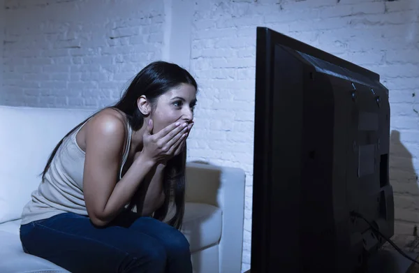 Feliz mujer viendo televisión en sofá sofá feliz emocionado disfrutando de comer palomitas de maíz —  Fotos de Stock