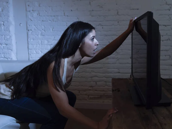 Latino mujer casa viendo televisión cerca distancia excitado en TV adicción concepto —  Fotos de Stock