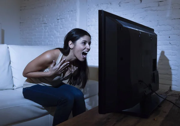 Latino mujer casa viendo televisión cerca distancia excitado en TV adicción concepto —  Fotos de Stock