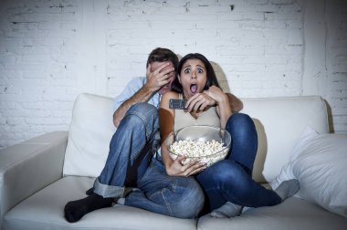 çekici çift evde eğlenmek televizyon korku film filmi izlerken zevk