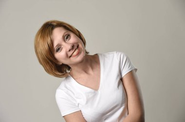 mutlu ve neşeli güleryüzlü neşeli yüz ifadesinde gülümseyen genç güzel kızıl saçlı kadın