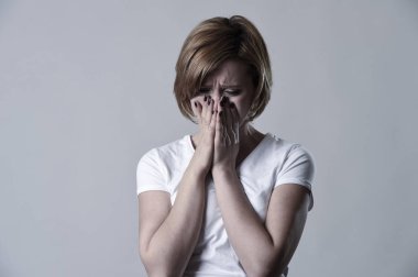 üzgün acı hüzün duygu depresyon acı ağlayan harap depresif kadın