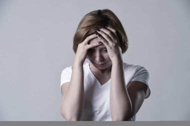 üzgün acı hüzün duygu depresyon acı ağlayan harap depresif kadın