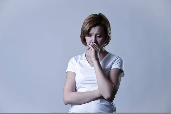 Retrato joven hermosa mujer en su 30s triste y deprimido en crisis de depresión sufrimiento — Foto de Stock