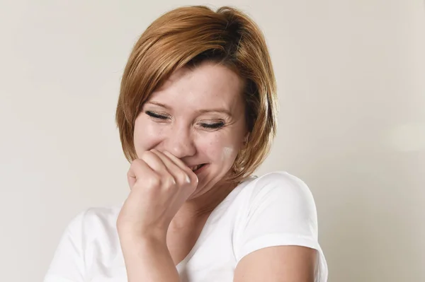 Jonge mooie rode haren vrouw lachen gelukkig en vrolijk in vriendelijke glimlach — Stockfoto