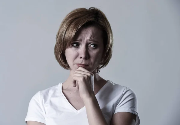 Devastada mujer deprimida llorando triste sensación dolor sufrimiento depresión en tristeza emoción — Foto de Stock