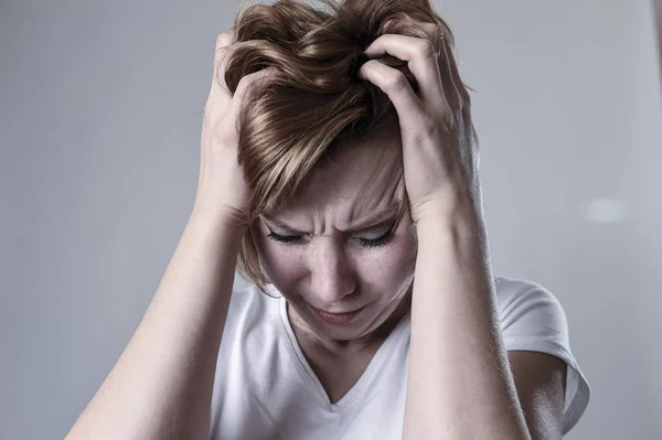 Devastada mujer deprimida llorando triste sensación dolor sufrimiento depresión en tristeza emoción — Foto de Stock