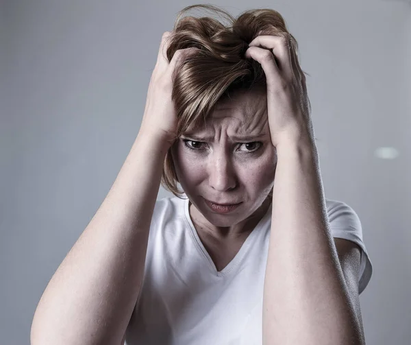 Verwüstete depressive Frau weint trauriges Gefühl verletzt Leiden Depression in Traurigkeit Emotionen — Stockfoto