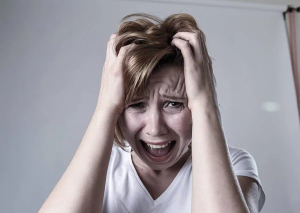 Mulher deprimida devastada chorando triste sentindo dor sofrendo depressão na emoção tristeza — Fotografia de Stock