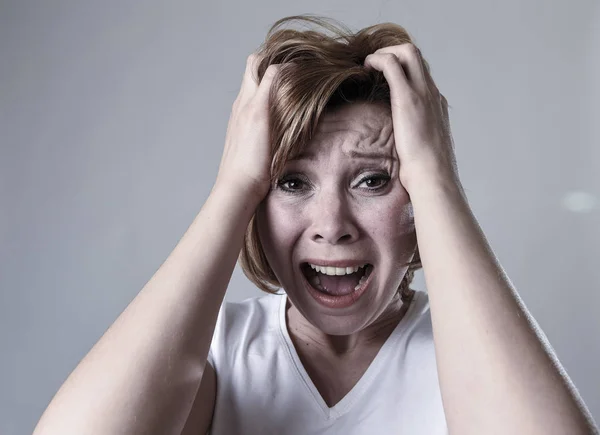 Devastada mujer deprimida llorando triste sensación dolor sufrimiento depresión en tristeza emoción —  Fotos de Stock