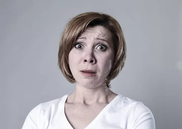 Zdewastowany kobieta przygnębiony płacz smutny czuje ból cierpienie depresja w emocja smutku — Zdjęcie stockowe