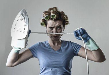 kadın ya da ev kadını üzgün sıkılmış ve holding demir öfkeli ve sinirli stresli