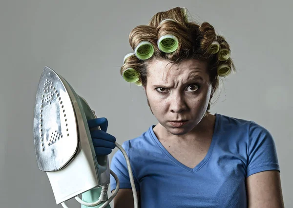Wanita atau ibu rumah tangga sedih bosan dan stres memegang besi marah dan frustrasi — Stok Foto