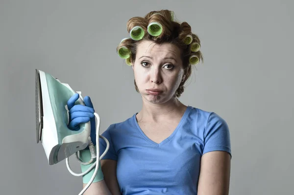 Wanita atau ibu rumah tangga sedih bosan dan stres memegang besi marah dan frustrasi — Stok Foto