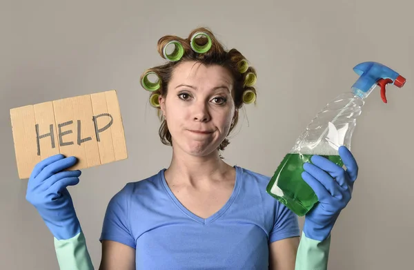 Meid schoonmaakster of luie huisvrouw in stress in rollen met sproeiflacon vragen om hulp — Stockfoto