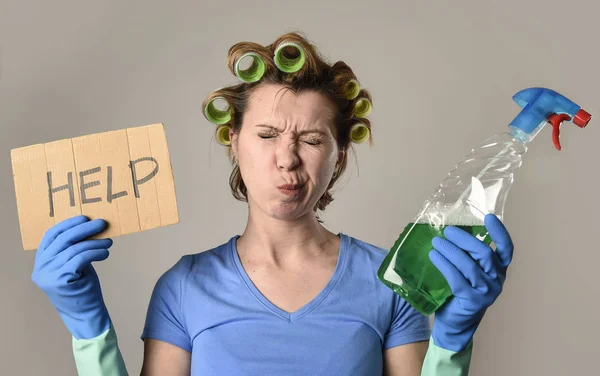 Meid schoonmaakster of luie huisvrouw in stress in rollen met sproeiflacon vragen om hulp — Stockfoto