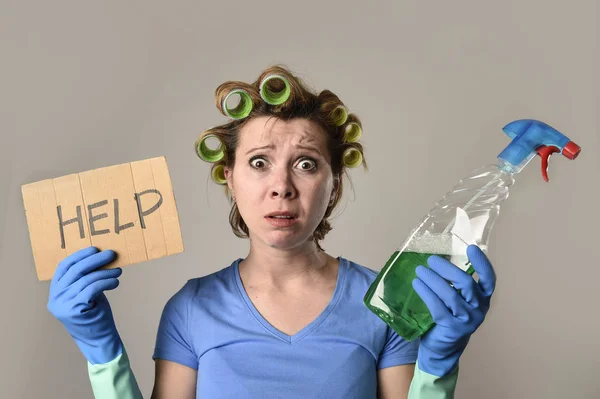 Meid schoonmaakster of luie huisvrouw in stress in rollen met sproeiflacon vragen om hulp — Stockfoto