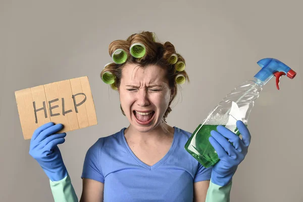 Meid schoonmaakster of luie huisvrouw in stress in rollen met sproeiflacon vragen om hulp — Stockfoto