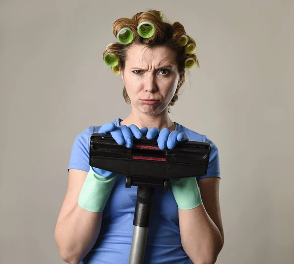 Maid service kobieta lub zdenerwowany gospodyni w wałki do włosów czyszczenia g — Zdjęcie stockowe