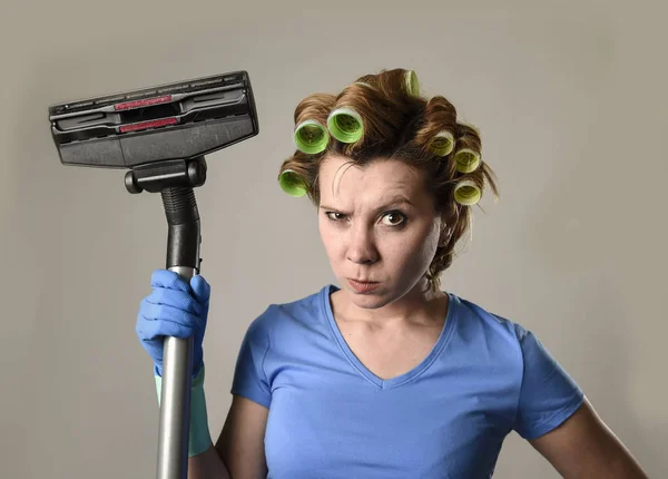 Maid service kobieta lub zdenerwowany gospodyni w wałki do włosów czyszczenia g — Zdjęcie stockowe